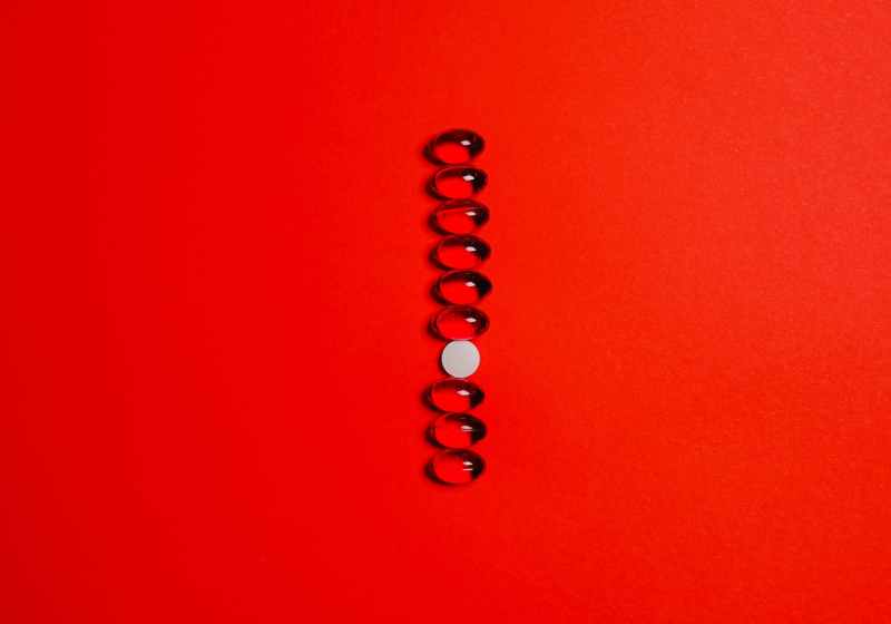 silicon supplement in a red surface