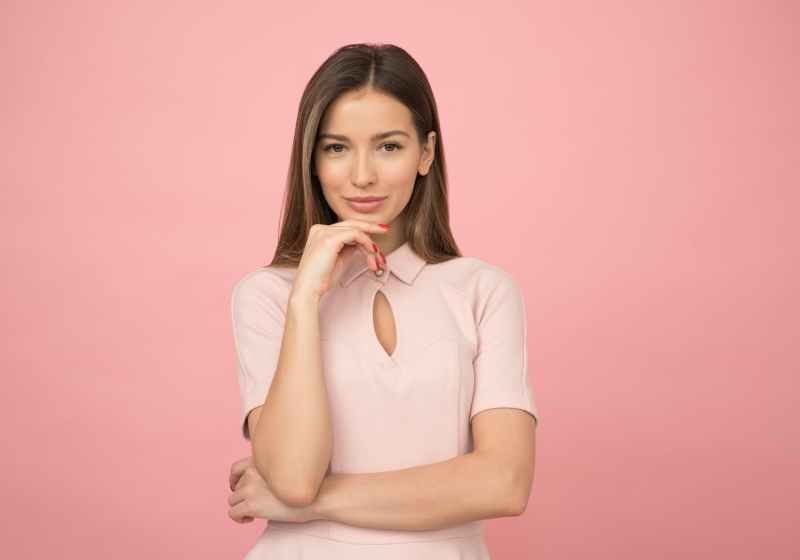 woman wearing pink collared half sleeved top